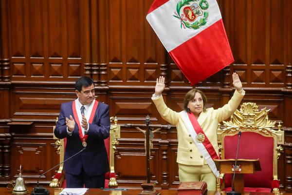 Dina Boluarte: ¿Quién es la nueva presidenta de Perú que reemplaza a Castillo?dfd