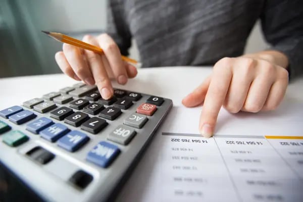 Bloomberg Línea pone a disposición una calculadora que ayudará a los trabajadores a conocer una estimación de su finiquito o liquidación.