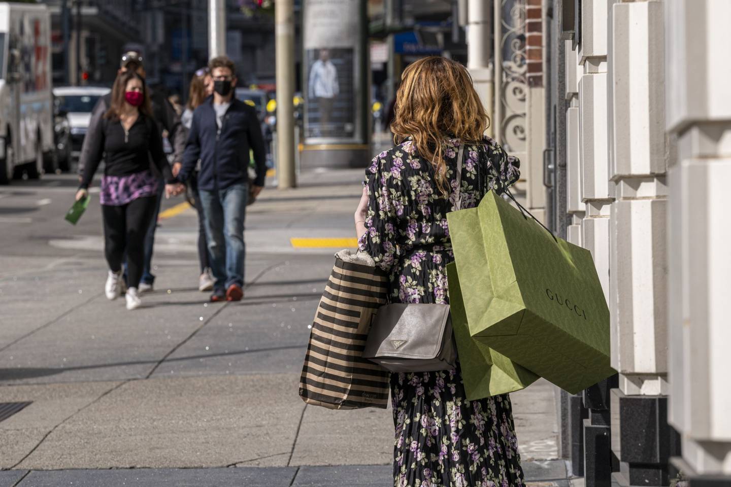 Un peatón lleva las bolsas de compra en San Francisco.
