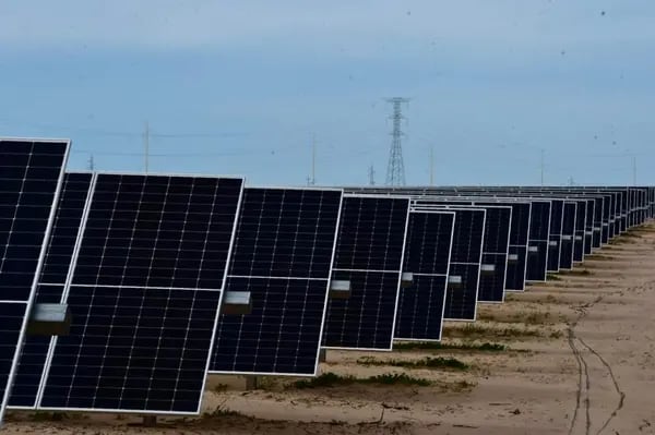 Paneles solares de la planta solar fotovoltaica Puerto Peñasco de la compañía estatal CFE en Puerto Peñasco, Sonora (Foto: CFE).