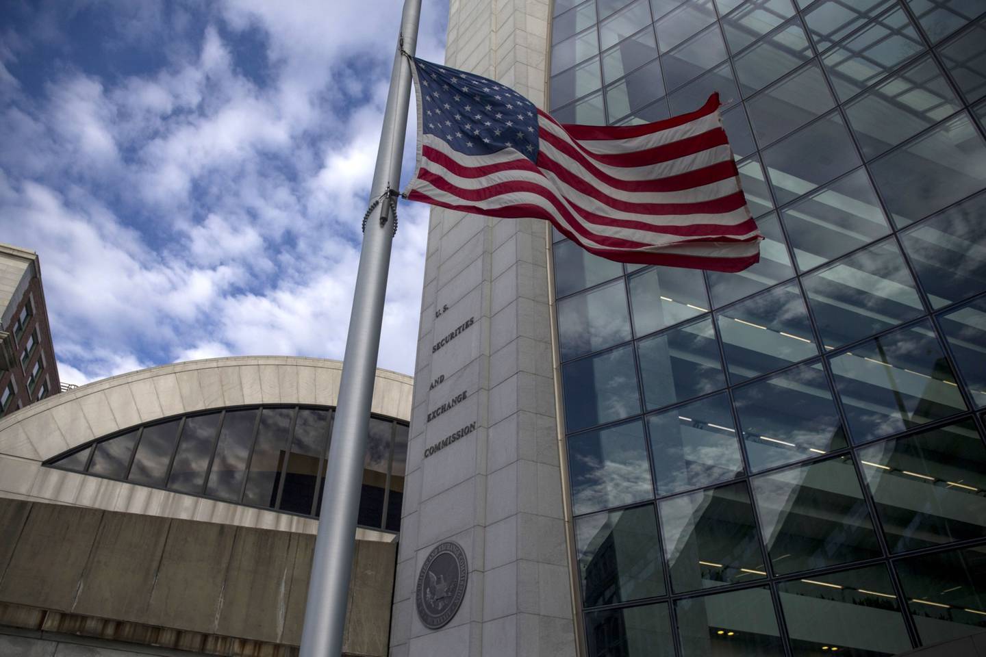 Una bandera estadounidense ondea frente a la sede de la Comisión del Mercado de Valores de EE.UU. en Washington..dfd