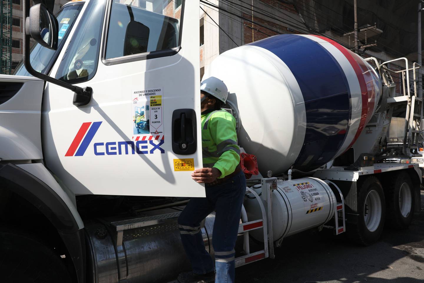 Un trabajador se sube a un camión de cemento de Cemex SAB en una obra en Ciudad de México en enero de 2017.