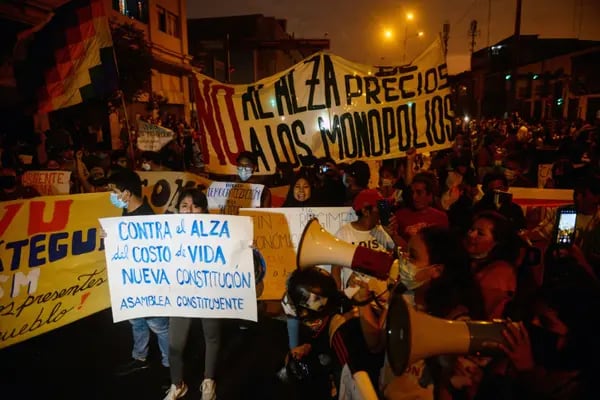 La creciente inflación ha provocado protestas masivas y disturbios en países como Perú. El FMI alertó sobre las tensiones sociales que pueden generar los altos precios.