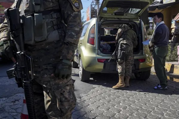 Miembros del Ejército registran un vehículo en un puesto de control en Soyapango, El Salvador, el 5 de diciembre de 2022.