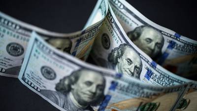 Dólar en Chile vuelve a cotizar por debajo de los $900  dfd