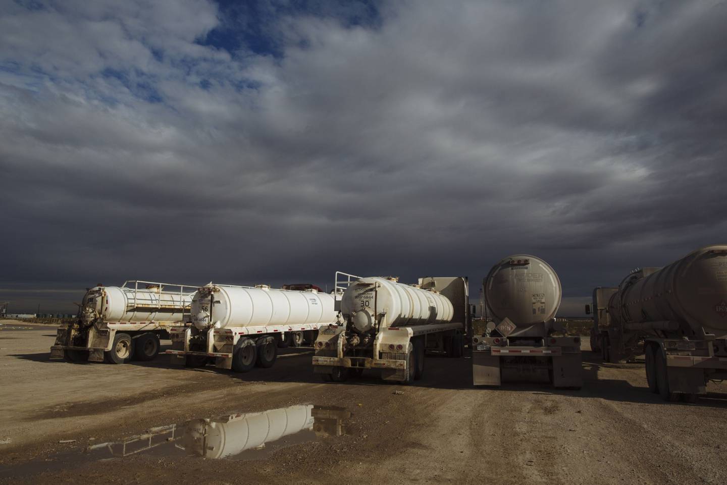 Camiones cisterna a la espera de ser enviados a los sitios de perforación en el área de la Cuenca Pérmica del Condado de Loving, Texas, Estados Unidos, el lunes 17 de diciembre de 2018.