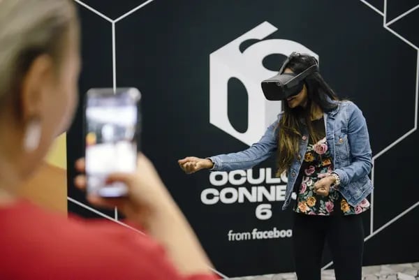 Una persona prueba el headset  Oculus Quest VR en 2019. Fotógrafo: Michael Short/Bloomberg