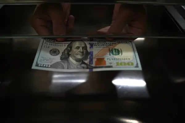 Billete de dólar estadounidense en una oficina de cambio