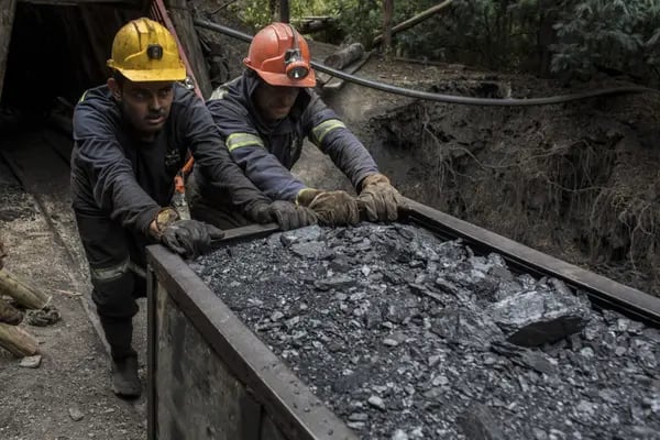 Los mineros empujan un vagón de carbón fuera de una mina en Cucunuba, Departamento de Cundinamarca, Colombia, el viernes 28 de julio de 2017.
