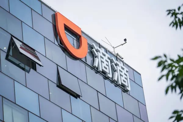 Un logotipo en la sede de Didi Global Inc. en Pekín, China, el lunes 5 de julio de 2021.