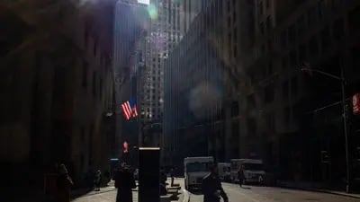 Peatones caminan cerca de la Bolsa de Nueva York (NYSE) en Nueva York, EE.UU., el viernes 27 de enero de 2023.