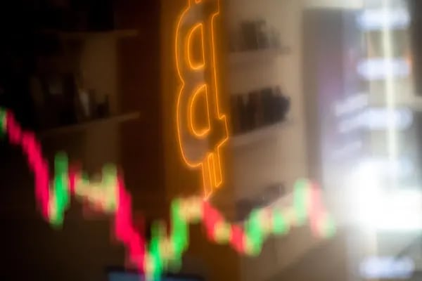 Un reflejo de un gráfico de precios de velas y un logotipo Bitcoin iluminado dentro de un intercambio de criptomoneda BitBase en Barcelona, España, el lunes 16 de mayo de 2022. Fotógrafo: Ángel García/Bloomberg