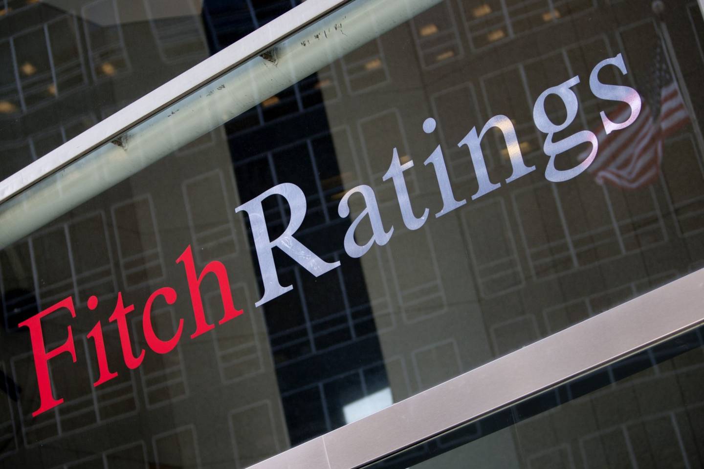 El logo de Fitch Ratings en un edificio de New York.