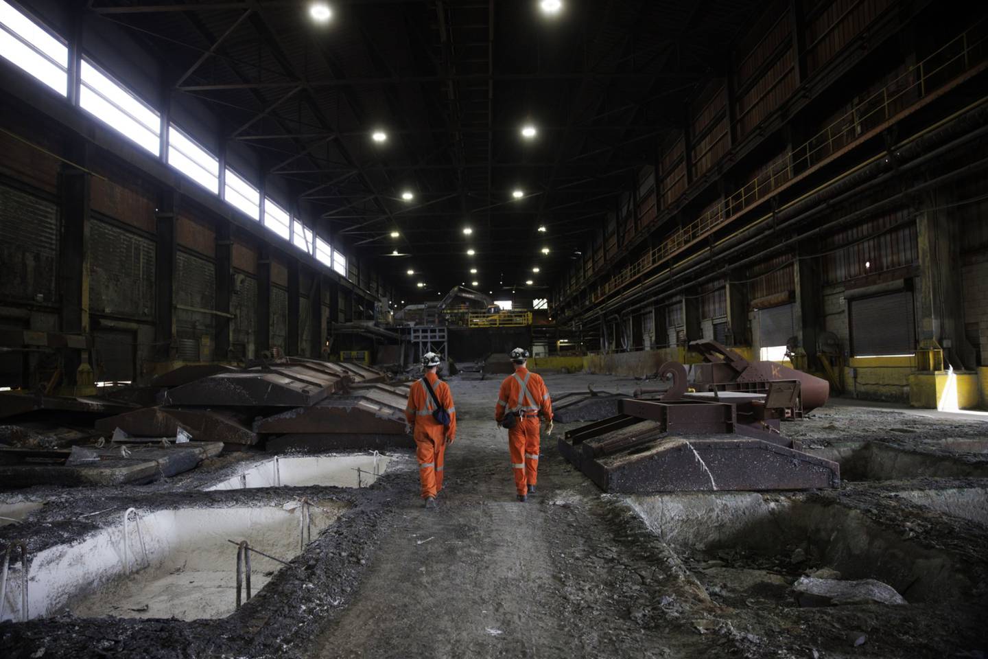 Los trabajadores caminan entre lingotes de enfriamiento de Bessemer mate en el Complejo de Fundición de Vale Copper Cliff en Sudbury, Ontario, Canadá, el miércoles 1 de junio de 2022.