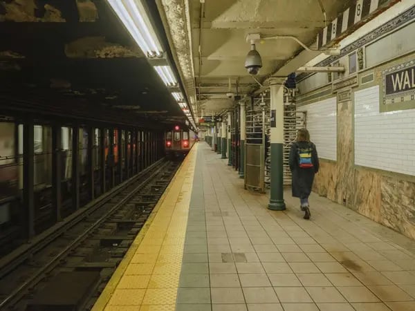 Estación de metro de Wall Street vacía el viernes, 10 de enero de 2023