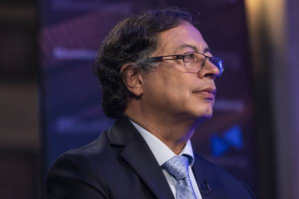 Plan de Petro de fijar tarifas en servicios públicos hunde a eléctricas colombianasdfd