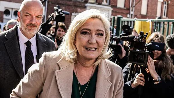 Le Pen, tildada de aliada de Putin mientras Macron lucha contra auge populistadfd