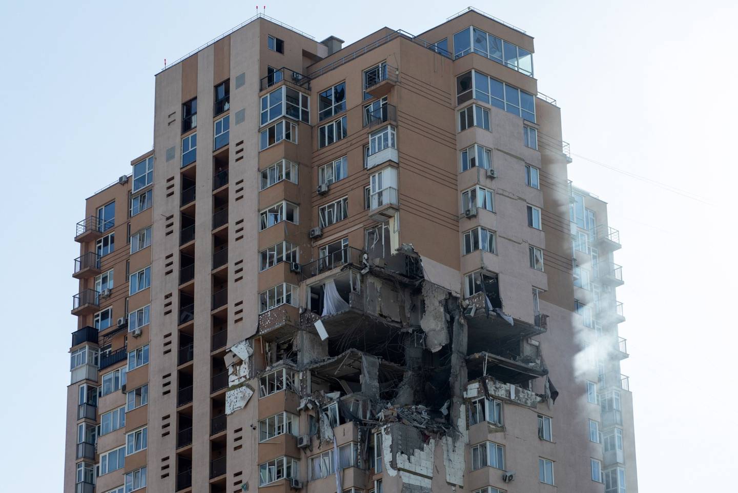 Un edificio residencial dañado tras los ataques de misiles rusos en Kiev, Ucrania, en el tercer día de la invasión.