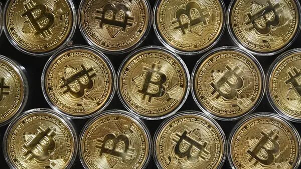 Bitcoin se ve arrastrado por la caída de los mercados y se hunde más de 8%dfd