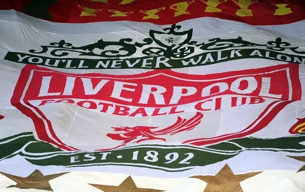 Los aficionados del Liverpool muestran una pancarta gigante antes del partido de la Barclays Premier League entre el Liverpool y el Southampton en Anfield el 1 de diciembre de 2012 en Liverpool, Inglaterra.