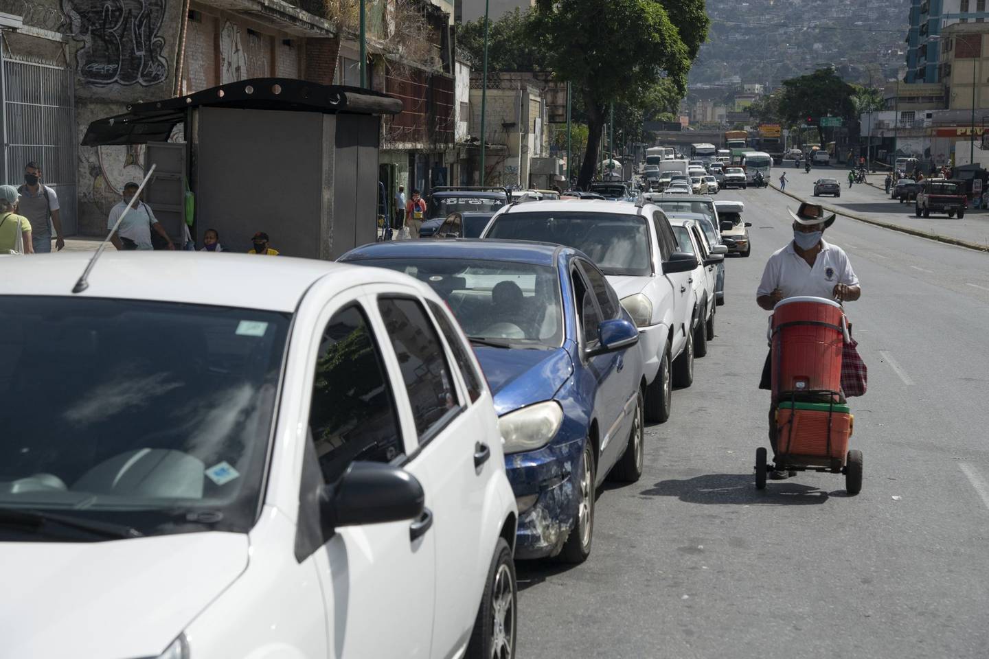 Veículos aguardan en fila  para entrar en una estación de gasolina en Caracas el 4 de febrero de 2021.