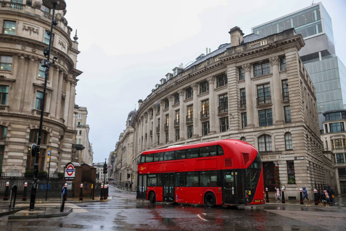 Un autobús pasa por la City de Londres, Reino Unido, el martes 4 de enero de 2022.