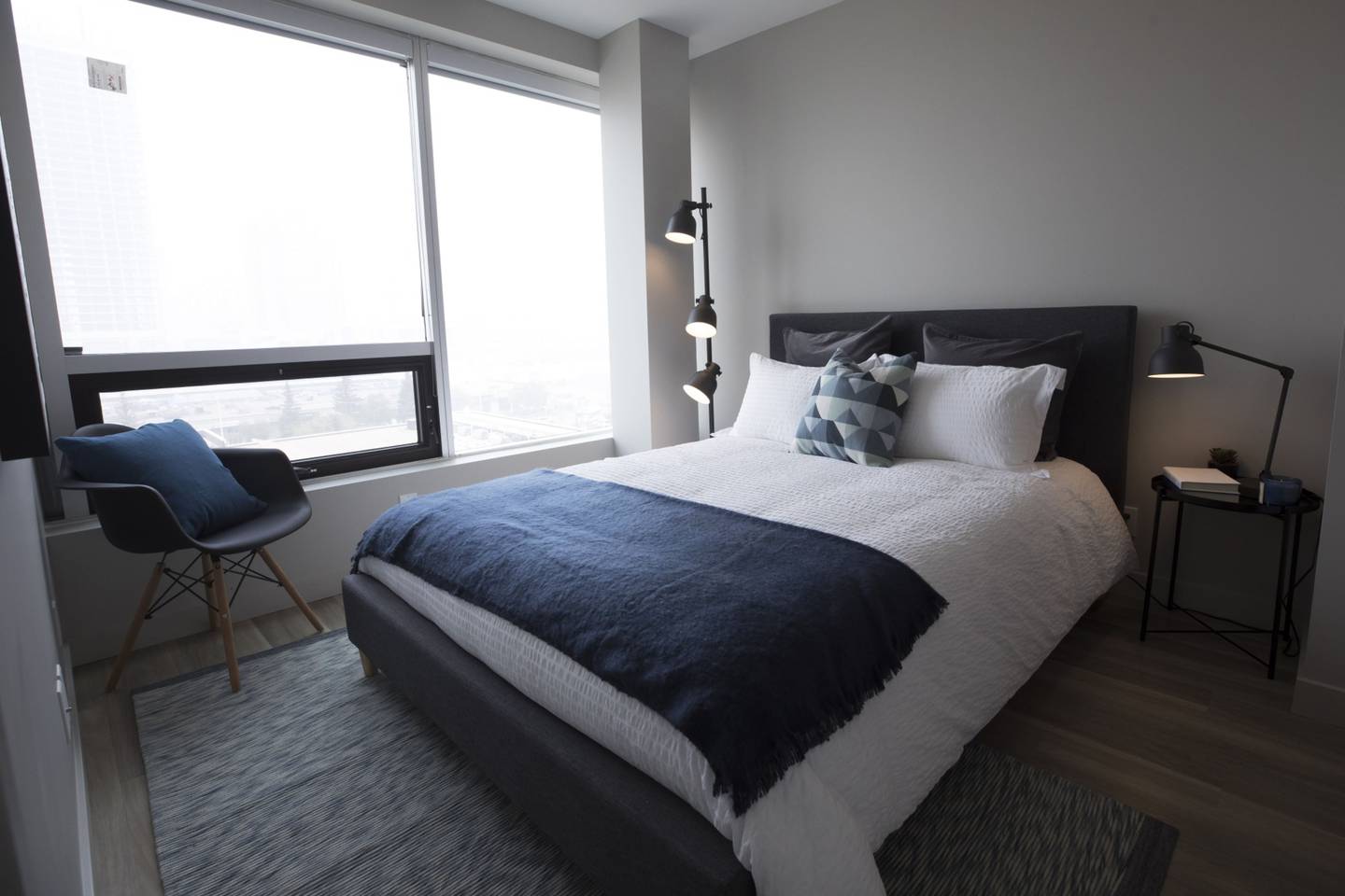 Un dormitorio modelo se ve dentro del edificio de apartamentos Strategic Group Cube en Calgary, Alberta, Canadá, el viernes 31 de mayo de 2019.