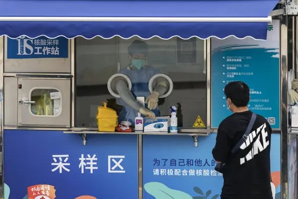 Un trabajador sanitario con equipo de protección individual (EPI) en una cabina de pruebas de Covid-19 durante un cierre en Shanghái, China, el miércoles 18 de mayo de 2022.  Fuente: Bloomberg