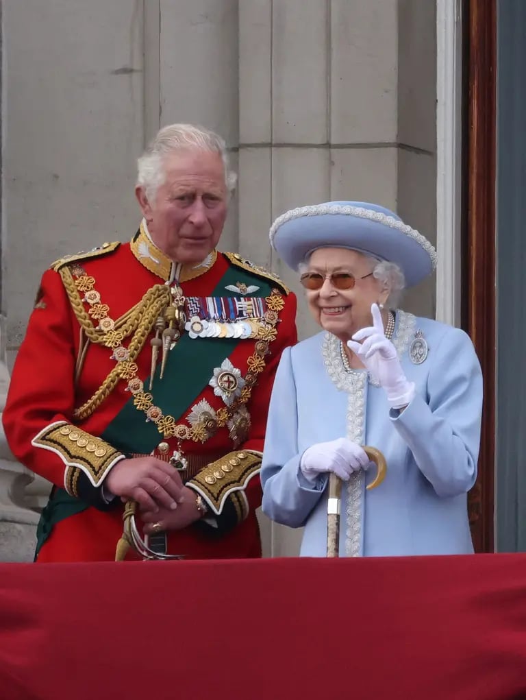 El entonces príncipe Carlos de Gales y la reina Isabel II observan un desfile aéreo desde el balcón del Palacio de Buckingham como parte de las celebraciones del Jubileo de Platino en Londres, Reino Unido, el jueves 2 de junio de 2022.dfd