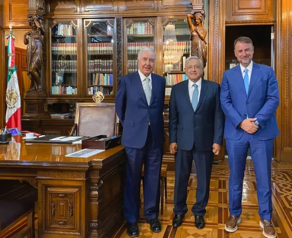 AMLO, como s ele conoce al presidente de México, en una reunión con los principales directivos de Altán Redes, Bernardo Sepúlveda, presidente (izq.) y Salvador Álvarez (der.), director general, en marzo de 2020.