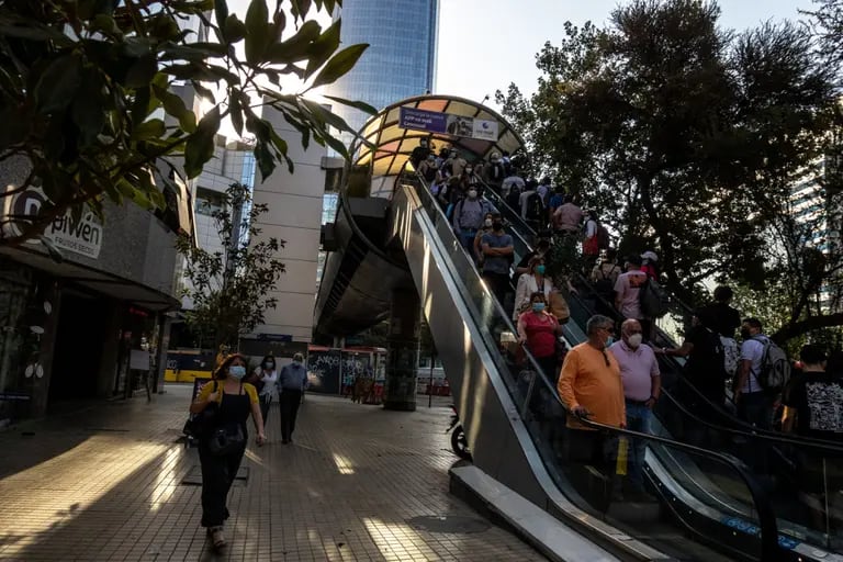 Compradores en las afueras del centro comercial Costanera Center en Santiago, el 28 de marzo de 2022. Fotógrafo: Cristobal Olivares/Bloombergdfd