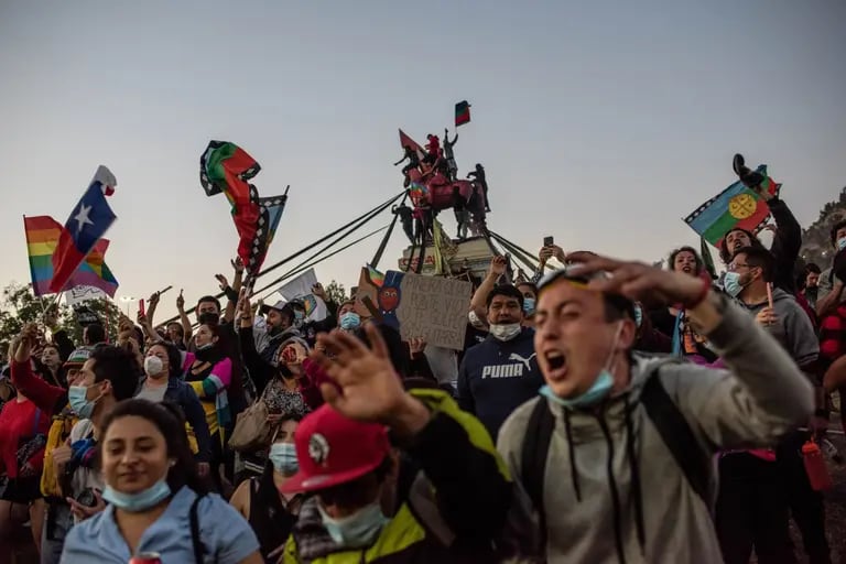Gente celebrando en la Plaza Italia, icónica por las manifestaciones iniciadas en octubre de 2019.dfd