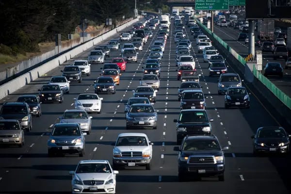 Los vehículos en el tráfico viajan hacia el este en la Interestatal 80 en Berkeley, California.