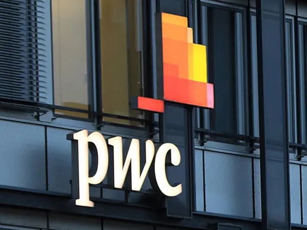 Un logotipo iluminado en las oficinas de Pricewaterhouse Coopers International Ltd. (PwC) en Stuttgart, Alemania, el jueves de enero de 2018.