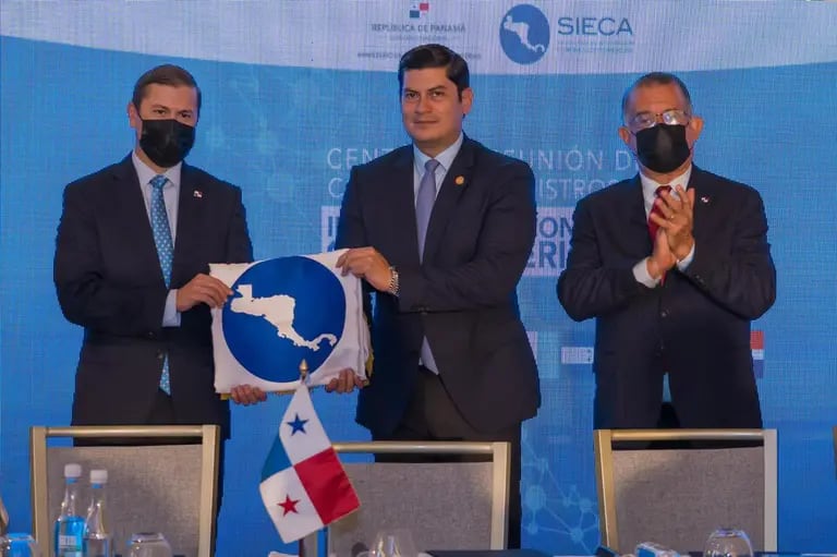Janio Rosales, ministro de Economía de Guatemala (al centro) liderará la Comieco y del Subsistema de Integración Económica Centroamericana.dfd
