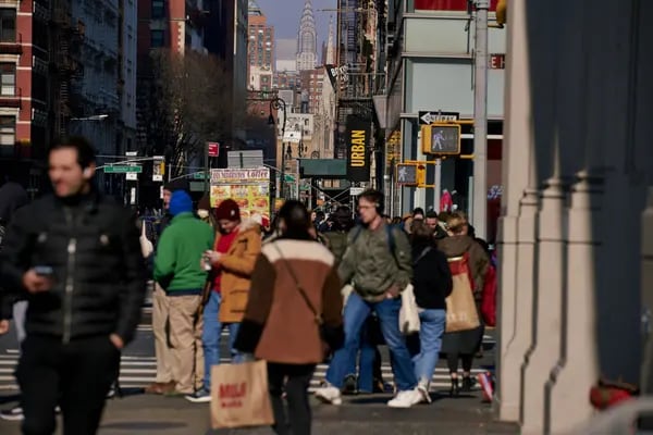 Peatones caminan por el barrio SoHo de Nueva York, Estados Unidos, el domingo 26 de febrero de 2023.