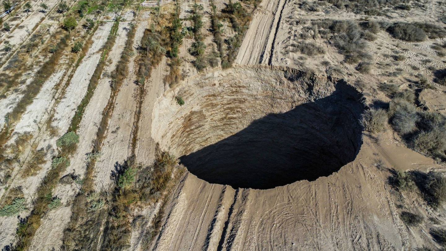 El gran agujero cerca del pueblo minero de Tierra Amarilla, provincia de Copiapó, en el desierto de Atacama en Chile, el 1 de agosto de 2022. Foto: Johan Godoy/AFP/Getty Images