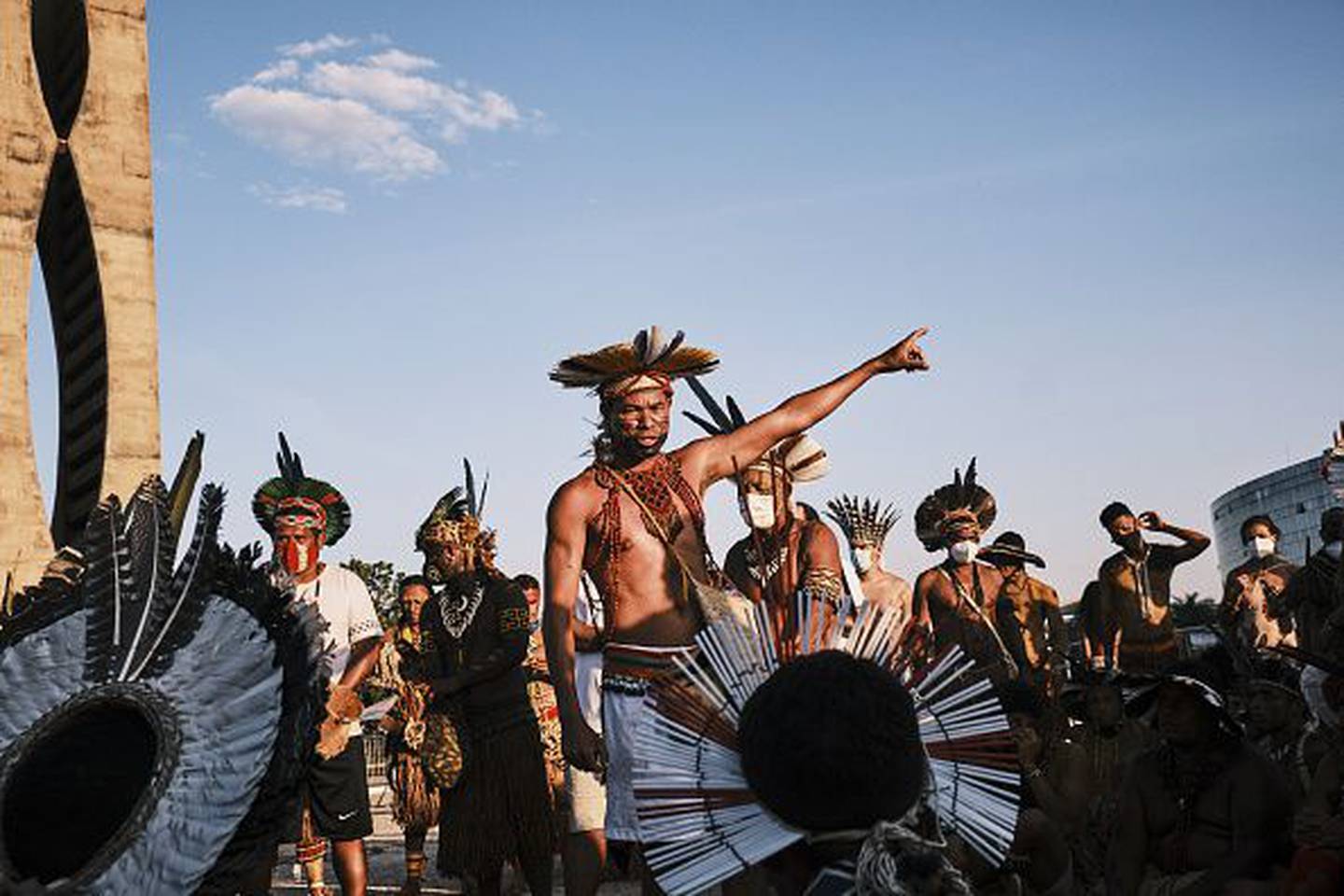 Manifestantes indígenas se reúnen durante una protesta contra una sentencia de demarcación de tierras frente al edificio del Tribunal Supremo en Brasilia, Brasil, el miércoles 25 de agosto de 2021.