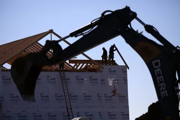 Contratistas construyen el marco de un techo en una casa en construcción en la subdivisión Norton Commons en Louisville, Kentucky, EE.UU., el martes 8 de febrero de 2022.