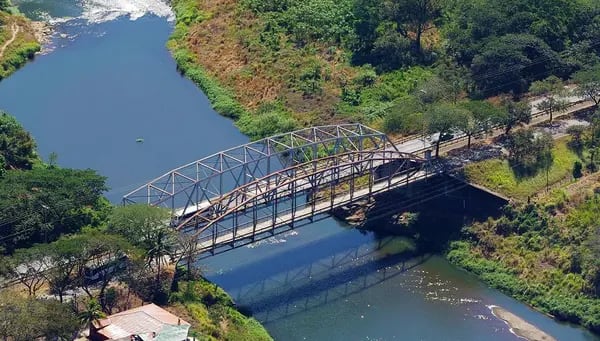 Un puente en el río Tempisque, entre cantones de Carrillo y Liberia.