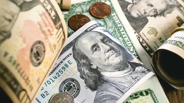 Dólar hoje: moeda americana avança com cautela antes de feriado e PCEdfd