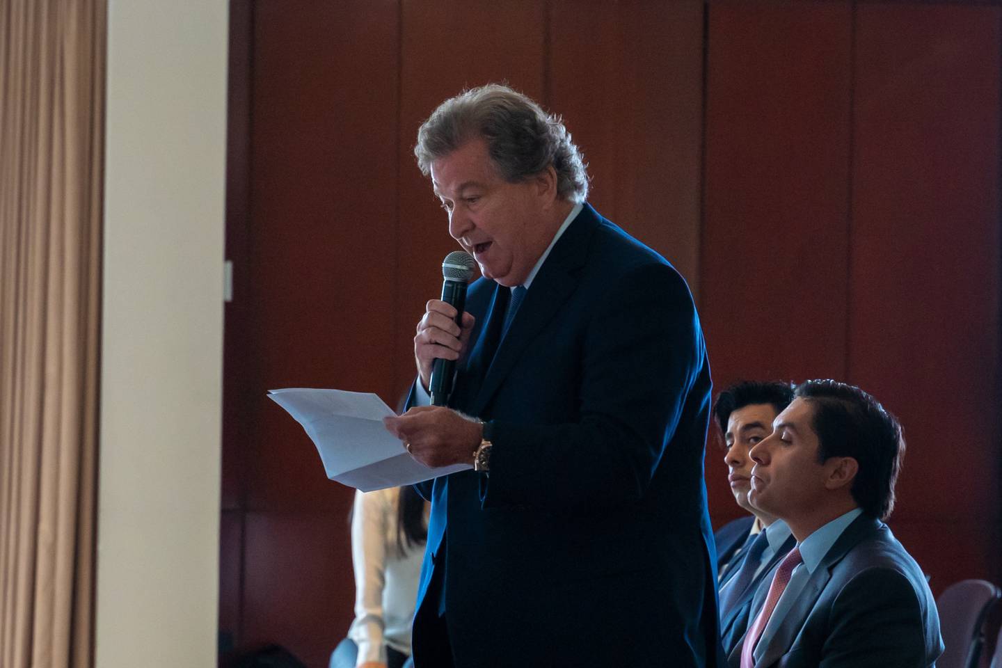 El multimillonario Jaime Gilinski habla durante una reunión de accionistas de Grupo Sura en Medellín, Colombia, el miércoles 20 de abril de 2022.