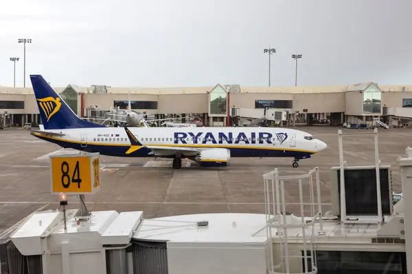 Un avión de pasajeros Boeing 737-8200 MAX, operado por Ryanair Holdings Plc, en el aeropuerto de Palma de Mallorca en Palma, Mallorca, España, el lunes 3 de abril de 2023.