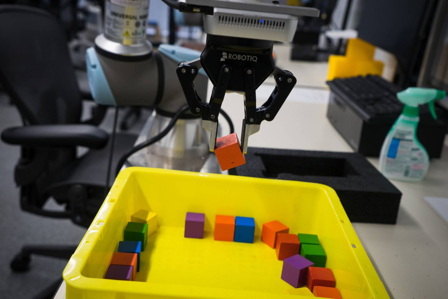Un brazo robótico recoge un cubo en las oficinas de Ascent Robotics Inc.dfd
