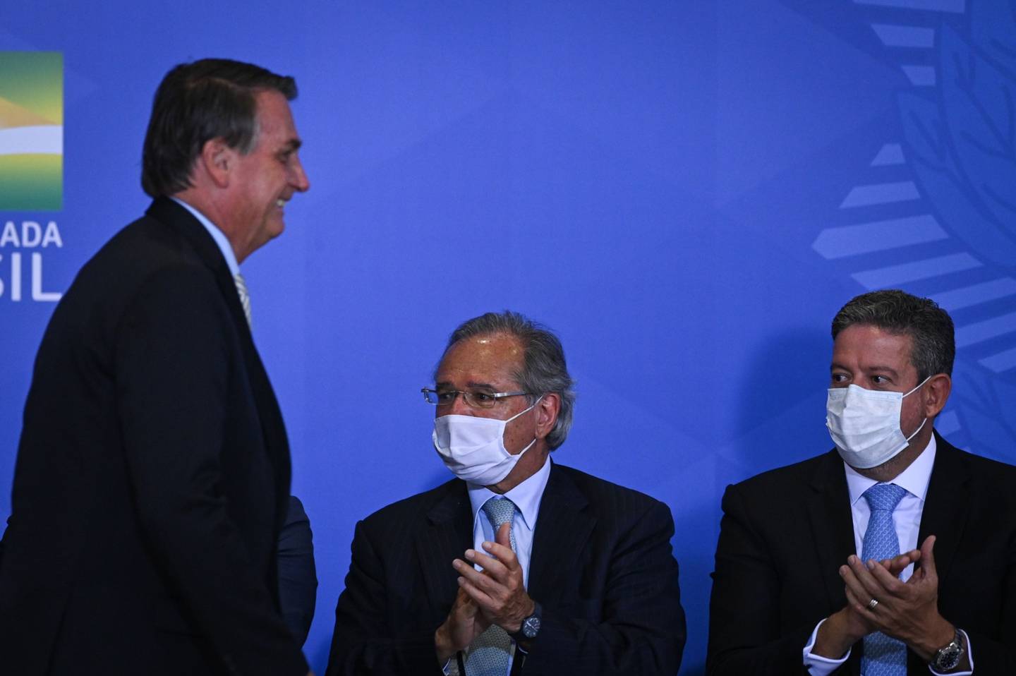 Jair Bolsonaro, presidente de Brasil, a la izquierda, camina junto a Paulo Guedes, ministro de Economía de Brasil, y Arthur Lira, presidente de la Cámara Baja de Brasil.