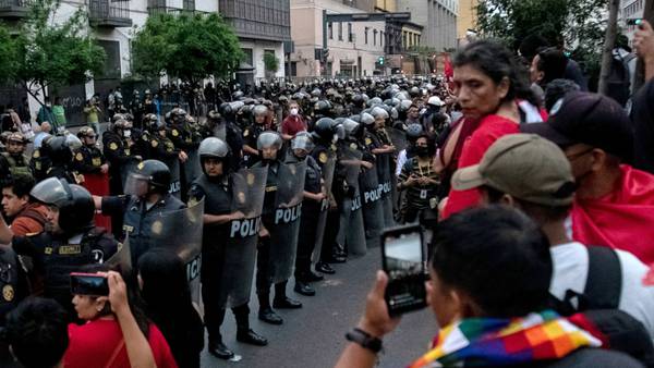 Moody’s cambia perspectiva de Perú a negativa ante protestas y crisis políticadfd