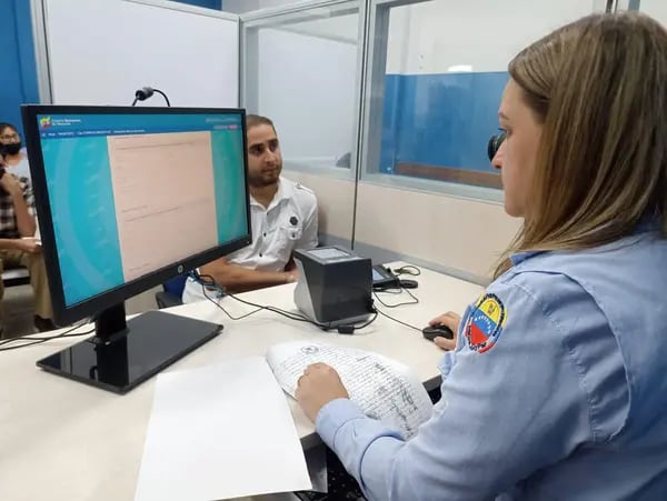 En la oficina Maturín en el estado Monagas, servidores públicos atienden trámites de identificación, solicitados desde el portal web.