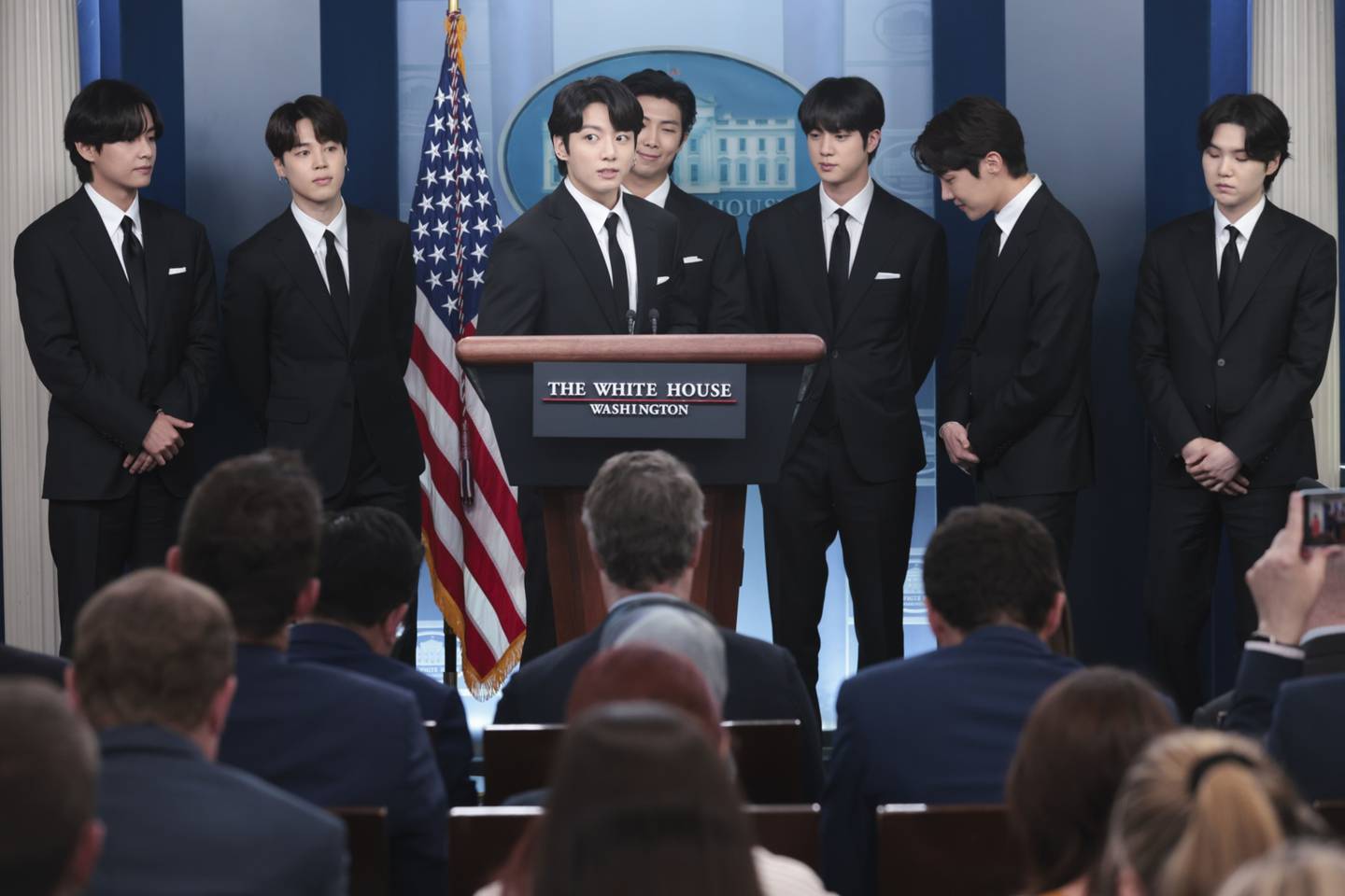 Membros da banda de K-Pop sul-coreana BTS durante uma coletiva de imprensa na Casa Branca em Washington