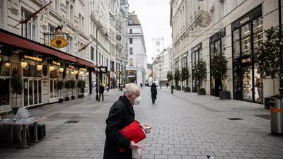 Pedestre caminha por rua vazia no centro de Viena após novo lockdown