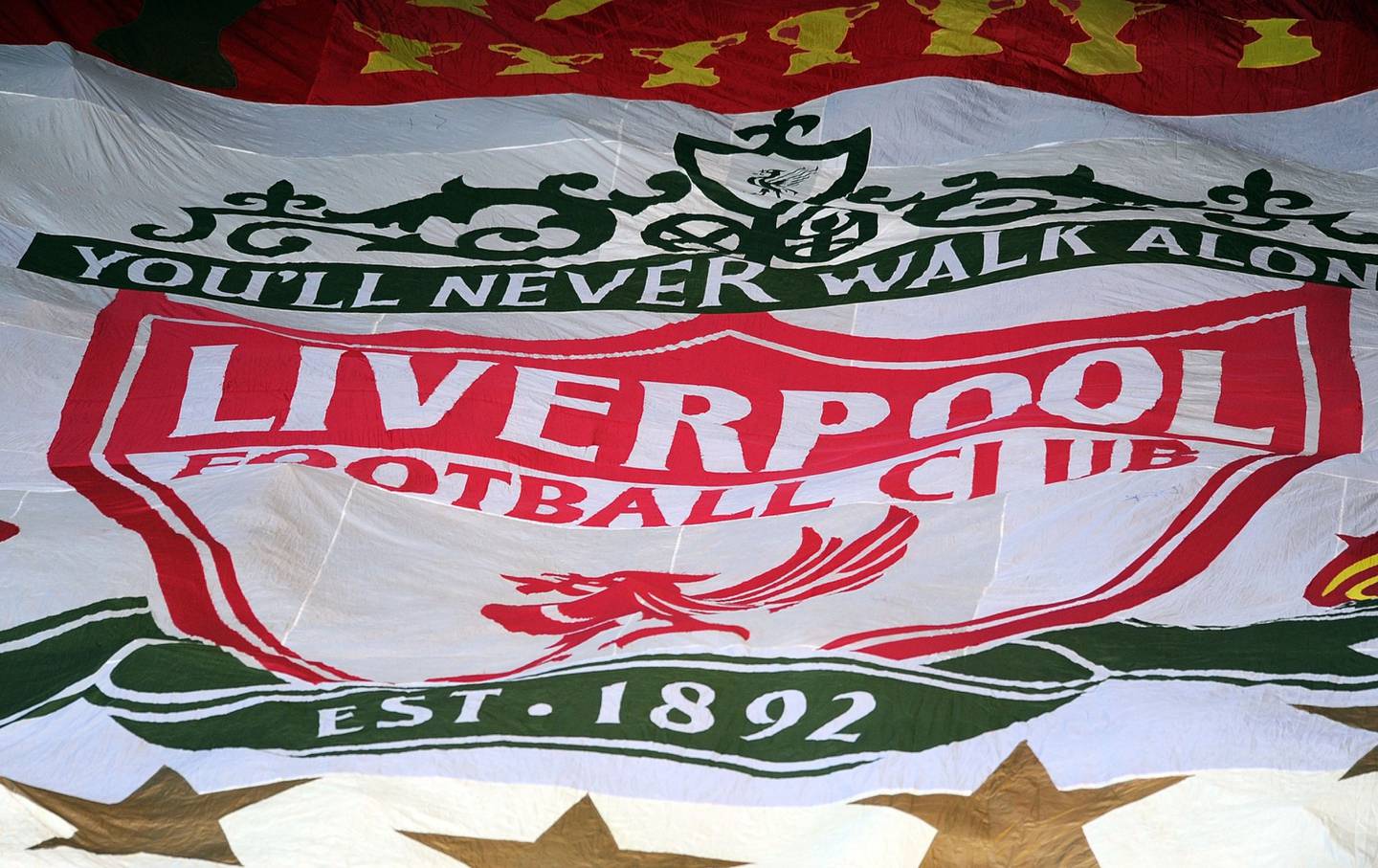 Los aficionados del Liverpool muestran una pancarta gigante antes del partido de la Barclays Premier League entre el Liverpool y el Southampton en Anfield el 1 de diciembre de 2012 en Liverpool, Inglaterra.